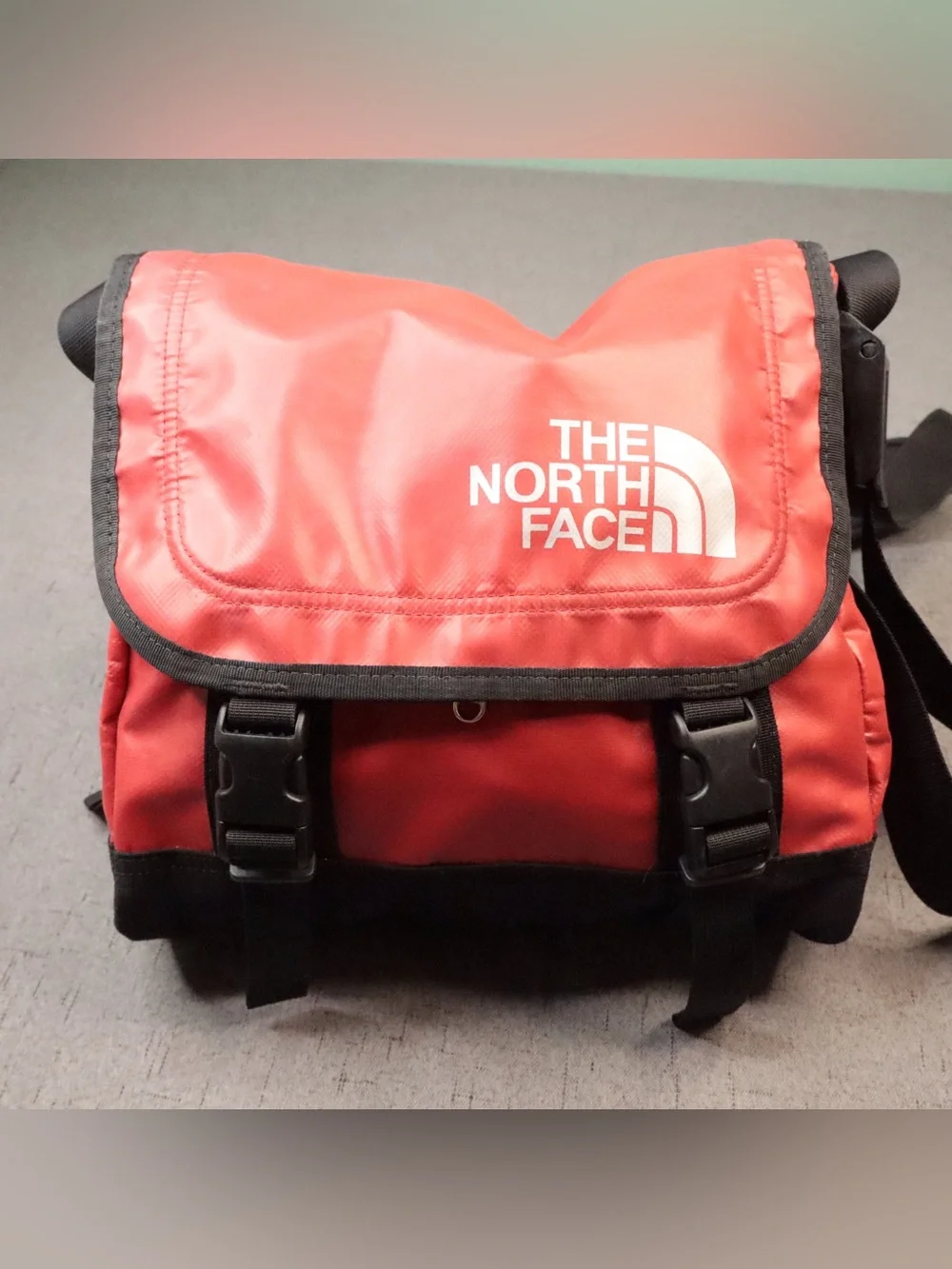 North Face Base Camp Voyager Messenger Bag Water Resistant Red Outdoor Laptop